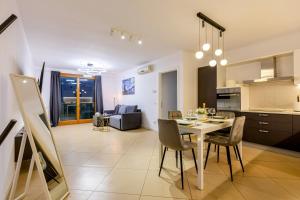 Fructus Plaza ULTRACENTRAL ApArt Hotel - DeLuxe Apartment with Free Parking and Big Balcony