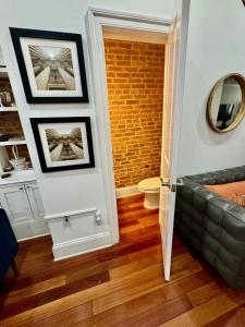 Classy Victorian Brownstone Subway Shopping