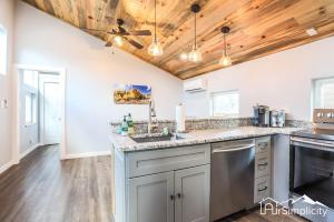 Heart Of Golden Balcony Near Mtns & Red Rocks - Ubytování bez kategorie ve městě Golden