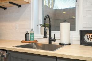 Bright & Modern Basement Apartment Dt Nhood