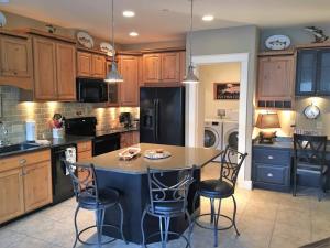 Riverfront condo with balcony, king bed STR#267