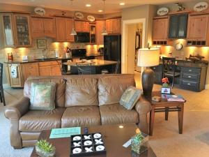 Riverfront condo with balcony, king bed STR#267