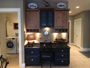 Riverfront condo with balcony, king bed STR#267