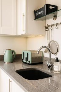 Landvue Stays, Modern, 2 bed apartment with free parking!