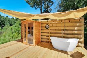 Mirror Cabin & Sauna In A Forest