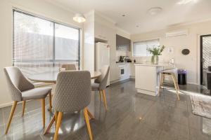 Golden Retreat - Couples Getaway Business stay