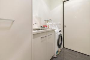 Golden Retreat - Couples Getaway Business stay