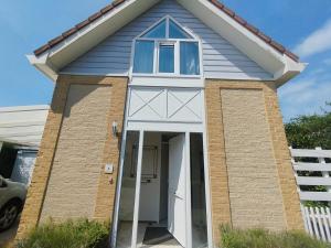 Cozy Beach House Beautiful Water View, WiFi & Parking