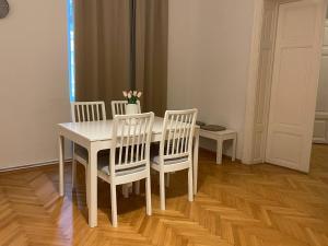 Sunny 3BR Central Apartment