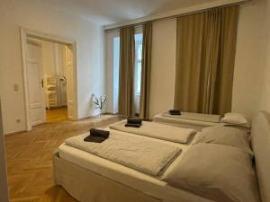 Sunny 3BR Central Apartment