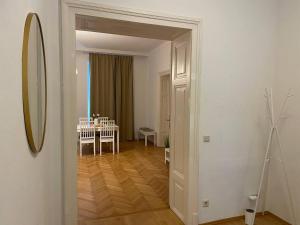 Sunny 3BR Central Apartment