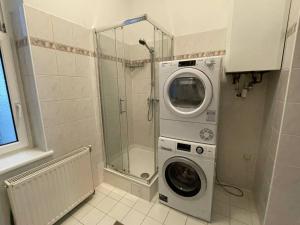 Sunny 3BR Central Apartment