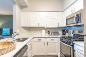 Boulevard Stays Tranquil 1BR King Suite Pool Parking Gym 04