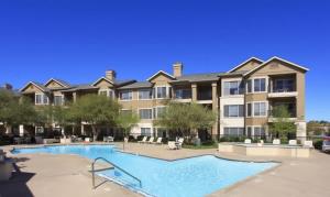 Boulevard Stays Tranquil 1BR King Suite Pool Parking Gym 04