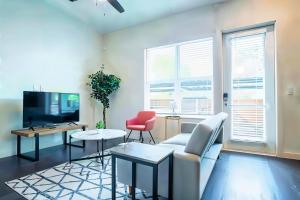 Boulevard Stays Stylish 1BR Getaway Pool Gym & Free Parking