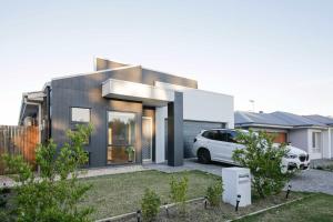 Spacious 4BR Family Home in Doolandella