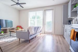 Boulevard Stays Comfortable 1BR Suite w Pool Parking Gym 03