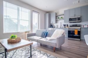 Boulevard Stays Comfortable 1BR Suite w Pool Parking Gym 03