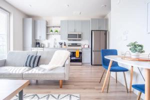 Boulevard Stays Comfortable 1BR Suite w Pool Parking Gym 03