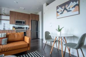 Boulevard Stays Comfortable 1BR Suite w Pool Parking Gym 04