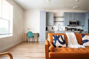 Boulevard Stays Stylish 1BR Stay Includes Pool Gym & Free Parking