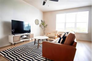 Boulevard Stays Stylish 1BR Stay Includes Pool Gym & Free Parking