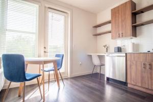 Boulevard Stays Comfortable 1BR Suite w Pool Parking Gym 05