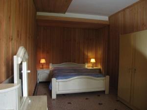 Maisons de vacances Apartment in Cuzy with Heated Pool : photos des chambres