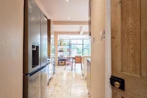 Spacious 2 Bed Near Westfield