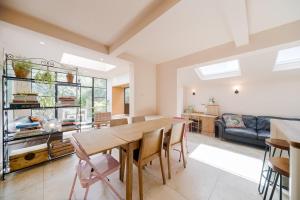 Spacious 2 Bed Near Westfield