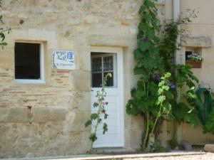 Maisons de vacances Holiday Home in Monprimblanc with Pool & Vineyards : photos des chambres