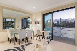 Reflections - World Class 360 Harbour Views!