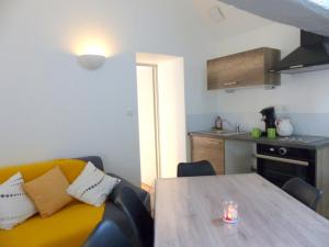 Maisons de vacances Maison cocooning avec jardin et cheminee pres de Vichy – velos et animaux acceptes - FR-1-489-68 : Maison de Vacances (4 Adultes)