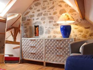 Maisons de vacances Gite chaleureux avec jardin, cheminee, velos et equipements eco-responsables a Louroux-de-Beaune - FR-1-489-349 : photos des chambres