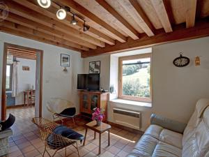 Maisons de vacances Gite chaleureux a Sauvain avec jardins, activites familiales et spa en option - FR-1-496-94 : photos des chambres