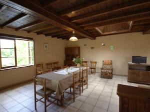 Maisons de vacances Gite familial avec cheminee, jardin et espace jeux pres de Chazelles-sur-Lyon et St-Galmier - FR-1-496-281 : Maison de Vacances