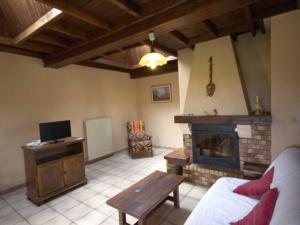 Maisons de vacances Gite familial avec cheminee, jardin et espace jeux pres de Chazelles-sur-Lyon et St-Galmier - FR-1-496-281 : photos des chambres