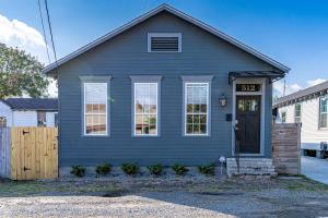 Charming Uptown Stay Private Yard