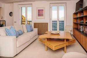 Carattino 12 Idyllic Seafront Retreat