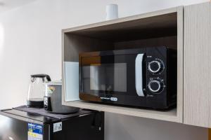 Stylish Condo Near Airport- Poolview Amani Grand