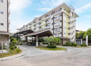 Stylish Condo Near Airport- Poolview Amani Grand