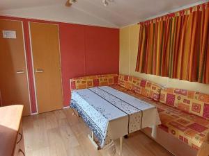 Campings Mobil-home confortable avec terrasse pour 5 personnes - API-1-52-535 : photos des chambres