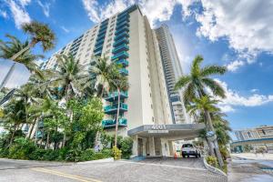 Great apartment in Hollywood with side ocean view! Direct access to the beach! 14th floor