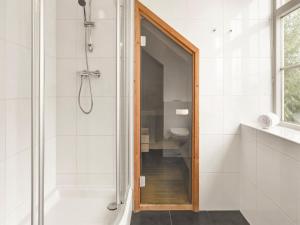 Bungalow by Water with Sauna in South Holland