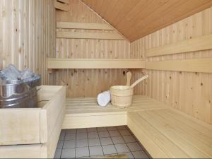 Bungalow by Water with Sauna in South Holland