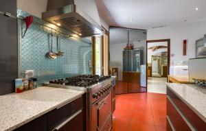 Maisons de vacances Gorgeous Home In Clavette : photos des chambres