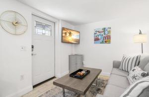 Little Hyde Out - Updated Hyde Park 1st Floor Apartment