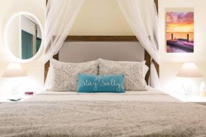 Dreamy HHI Escape Pool w Swim-Up Bar Hot Tub