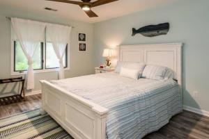 Dreamy HHI Escape Pool w Swim-Up Bar Hot Tub