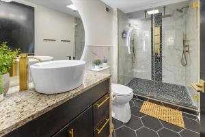 Modern Flat off Meridian - Walk Anywhere Downtown